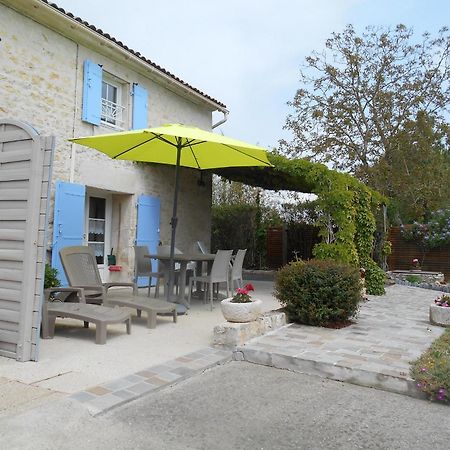 Marais Poitevin Gite "Volets Bleu Clair": Rustic Retreat with Fishing, Boating, and Cycling La Taillee Exterior photo