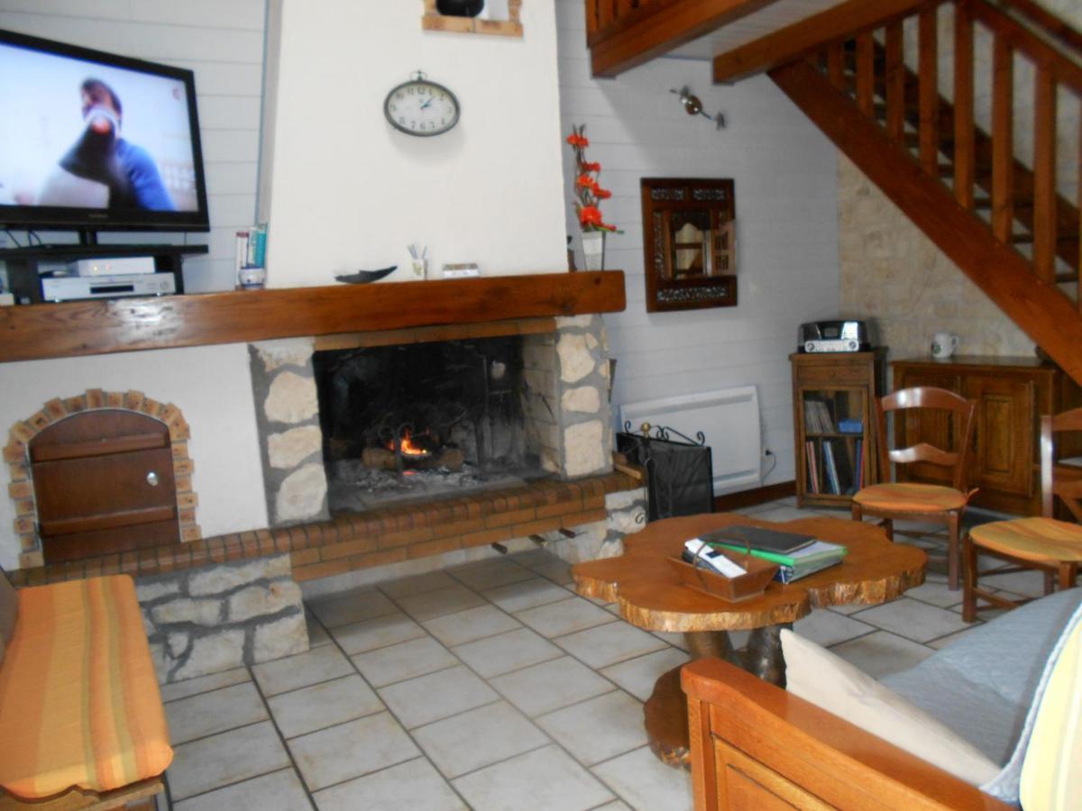 Marais Poitevin Gite "Volets Bleu Clair": Rustic Retreat with Fishing, Boating, and Cycling La Taillee Exterior photo