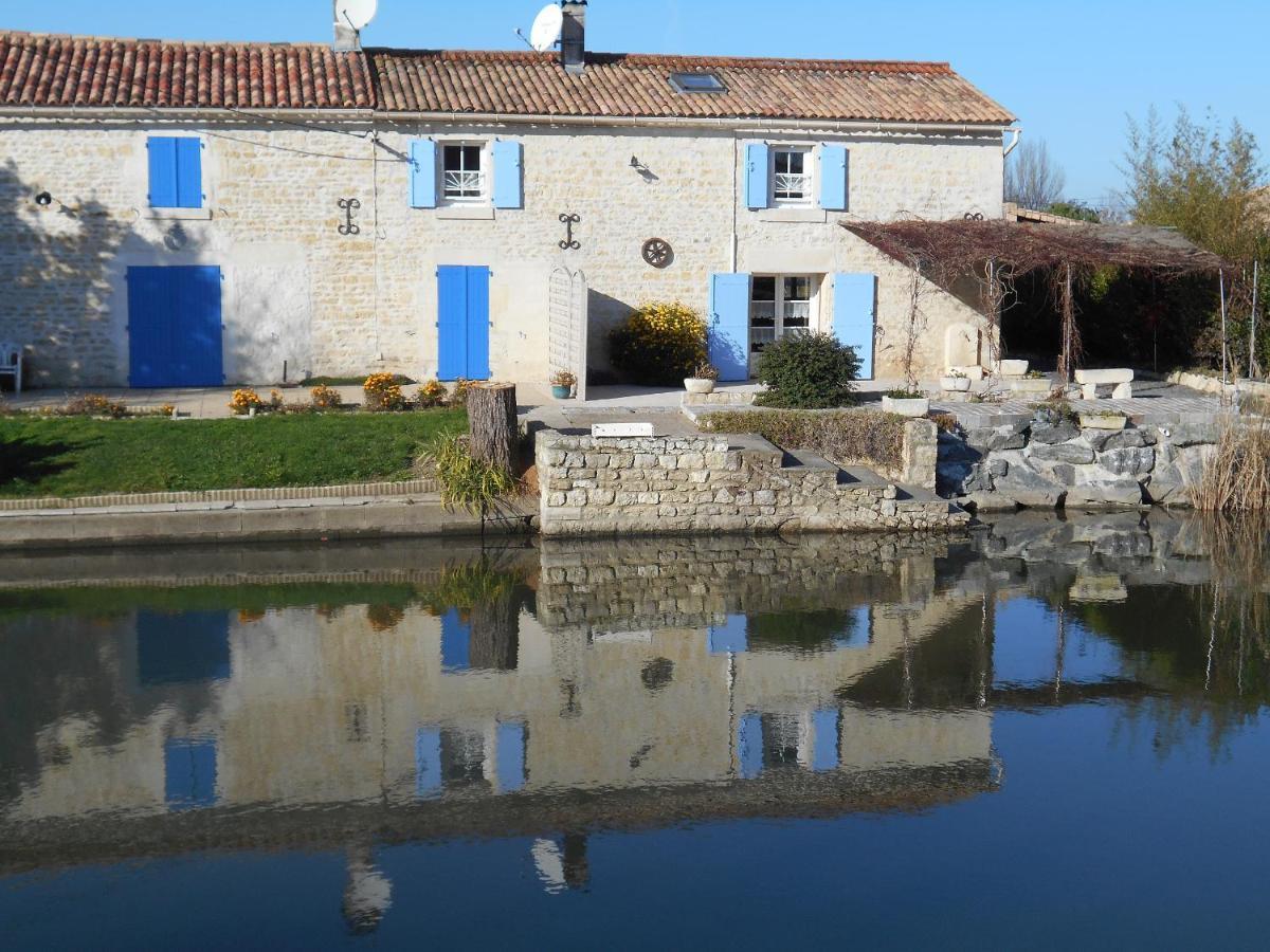 Marais Poitevin Gite "Volets Bleu Clair": Rustic Retreat with Fishing, Boating, and Cycling La Taillee Exterior photo