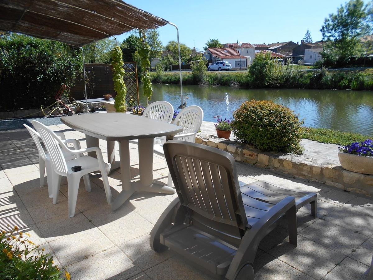 Marais Poitevin Gite "Volets Bleu Clair": Rustic Retreat with Fishing, Boating, and Cycling La Taillee Exterior photo