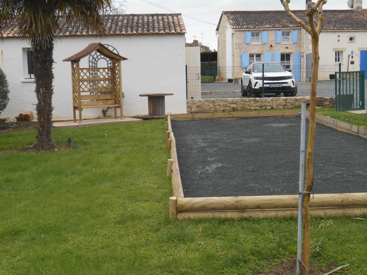 Marais Poitevin Gite "Volets Bleu Clair": Rustic Retreat with Fishing, Boating, and Cycling La Taillee Exterior photo