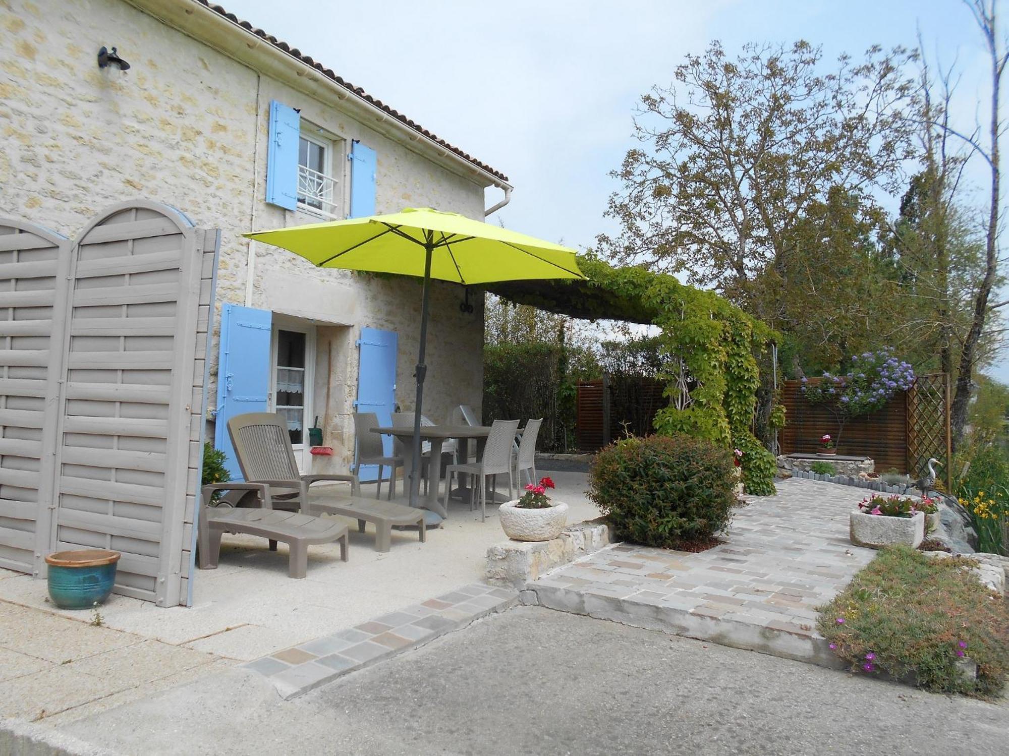 Marais Poitevin Gite "Volets Bleu Clair": Rustic Retreat with Fishing, Boating, and Cycling La Taillee Exterior photo